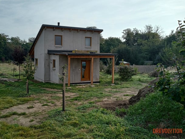 prístavba so zelenou strechou