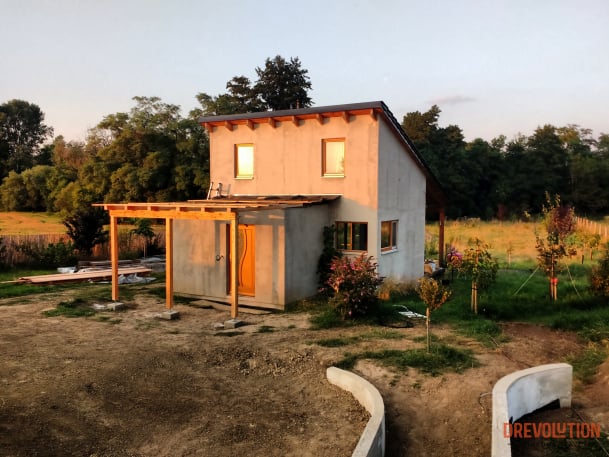 hotová stavba s pristavbou, bez omietok