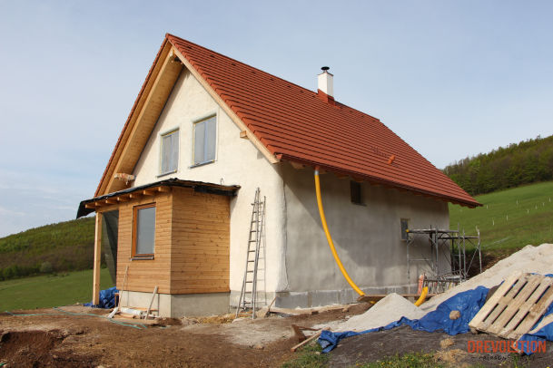 fasása z vápenopiesčitých omietok a obklad z termoborovice