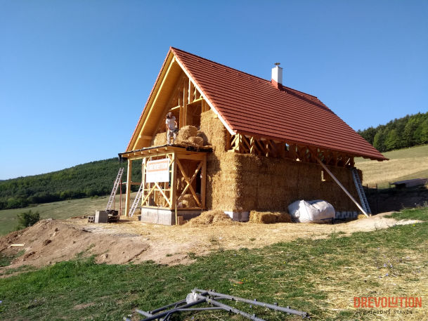 vkladanie slamených balíkov do konštrukcie